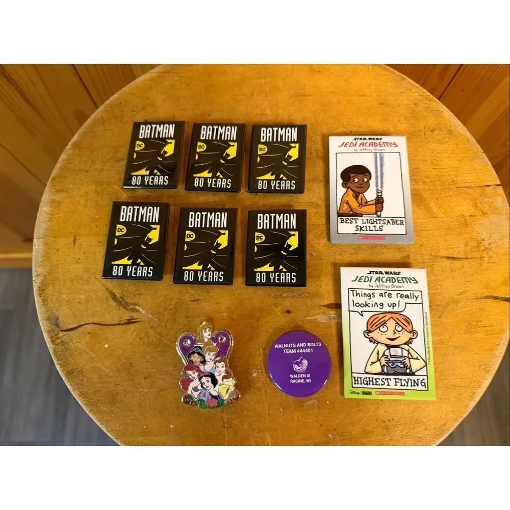 Pin lot of 10 Batman Disney Star Wars etc (6815)